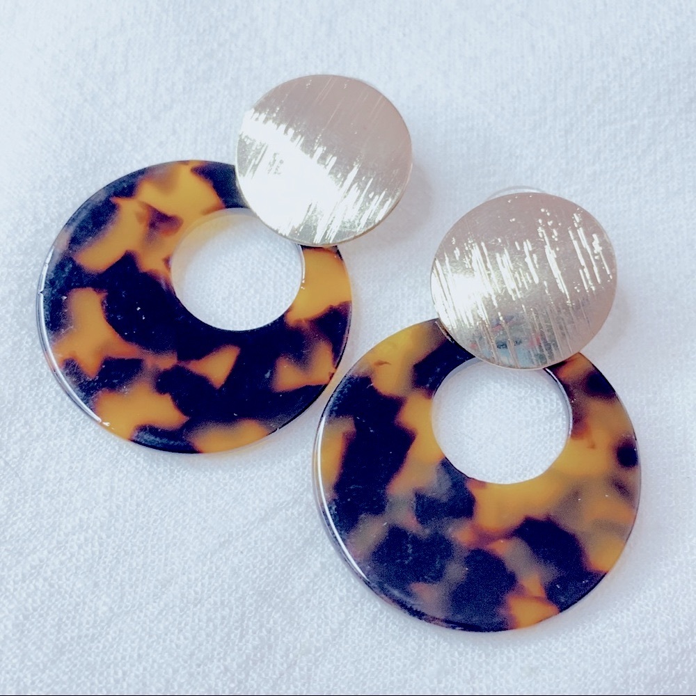 ❣️$25/3❣️ Tortoiseshell Pattern Resin Gold Plated Dangle Earrings - Picture 1 of 8